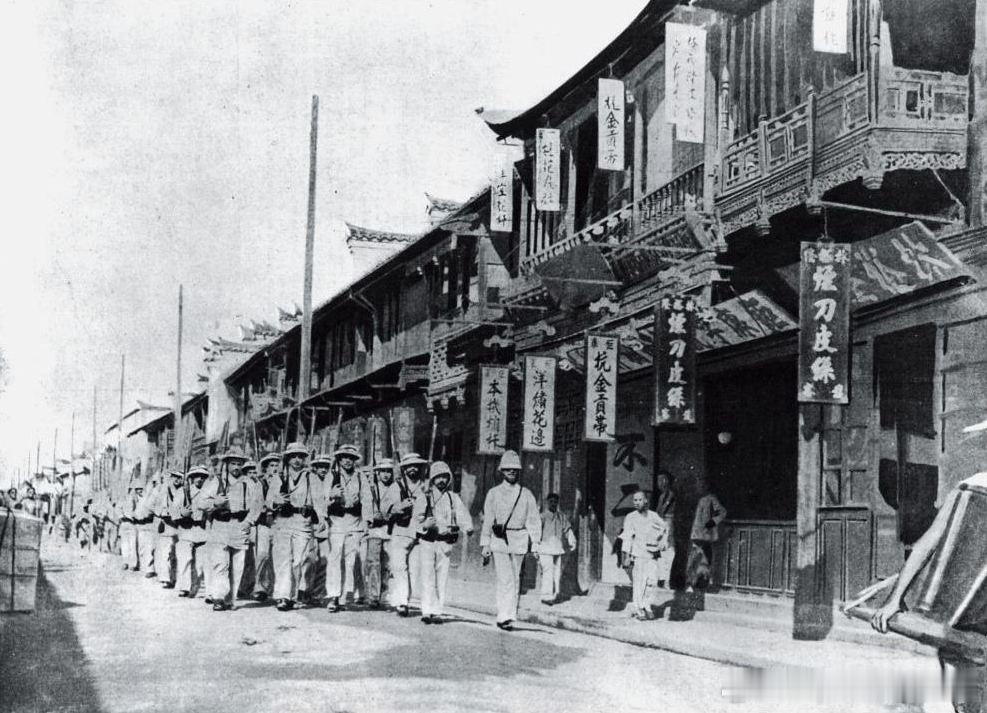 1900年8月法国海军陆战队员在上海南京路巡逻。中国宣战后，英国政府向上海增派印