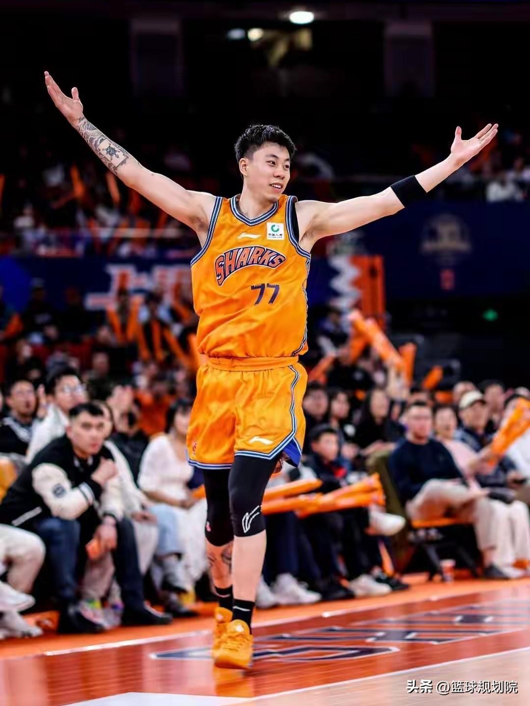 大白边叫张镇麟为CBA的伦纳德！

近日上海男篮怀特塞得接受采访表示，对上海这帮