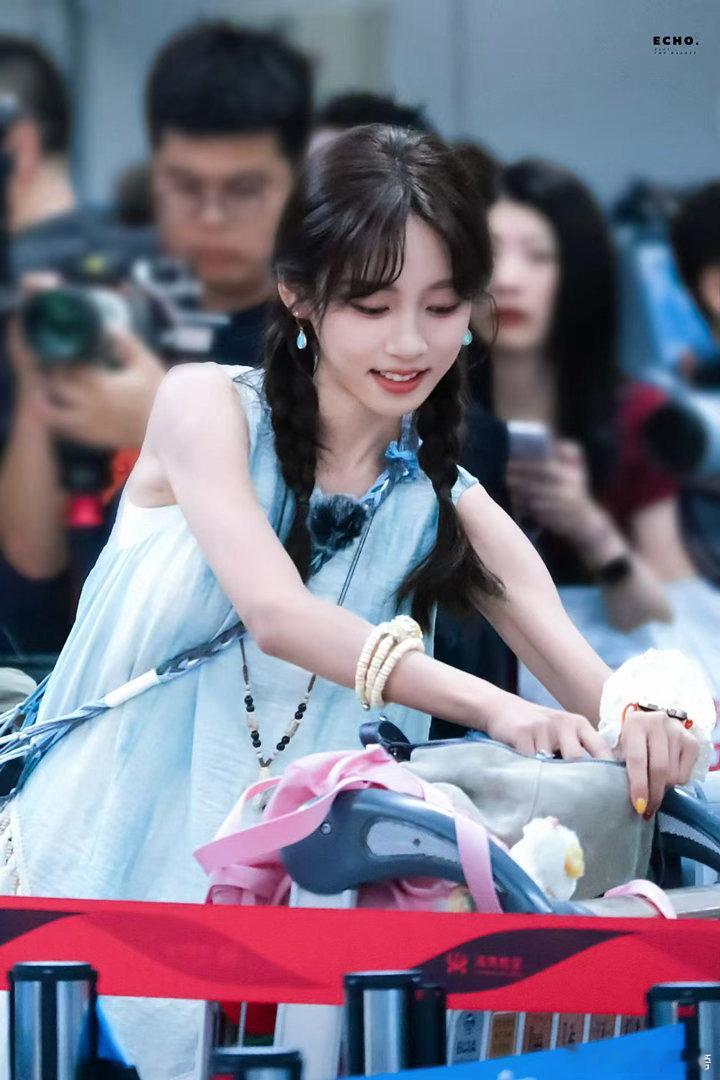 花少小妹王可肌肉线条花少小妹王可体脂率感觉好低刷到王可手臂直接震撼，清晰肌肉线条