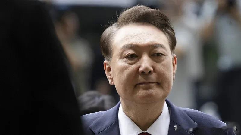 尹锡悦拒捕！

从青瓦台到牢房地板的距离，折射了韩国民主化进程中权力问责的艰难。