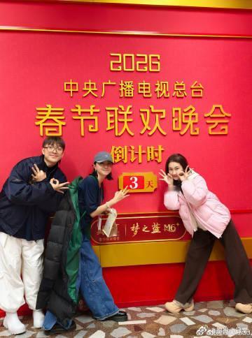 李飞在春晚跟喜人团建上了 这一刻绝对值得铭记，李飞的表现不仅让人惊艳，也让整个团