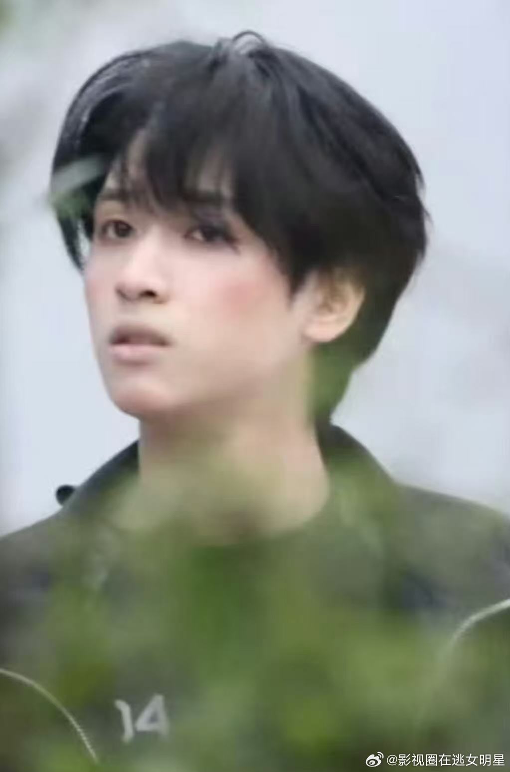 严浩翔冻伤妆破碎感拉满 ​​​没人能对这张脸说出重话！严浩翔这破碎感真的绝了！ 