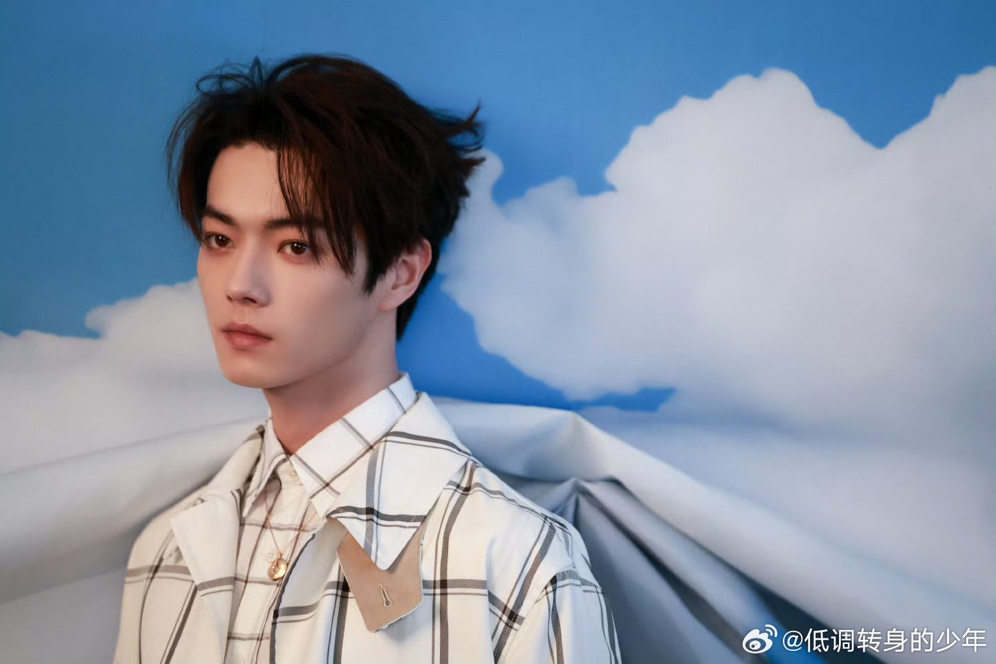 许凯追风逐日大片许凯今日杂志大片，复古又绅士的贵公子，每一帧都是封面级别[好喜歡