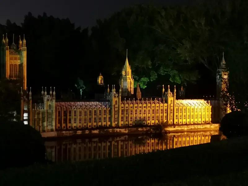 英国首相访华，那带来的改变可不少。从经济层面看，能促进中英贸易合作。比如增加双方