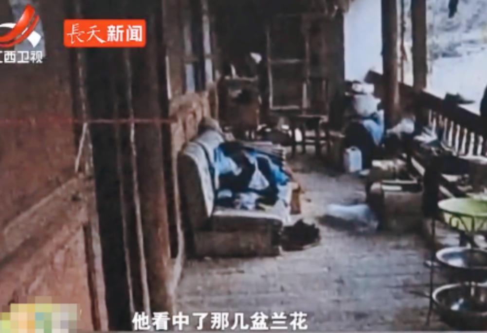 云南，妻子凌晨3点感觉家里进了贼，赶紧叫醒老公！两人起身查看，老公则拿起大砍刀防