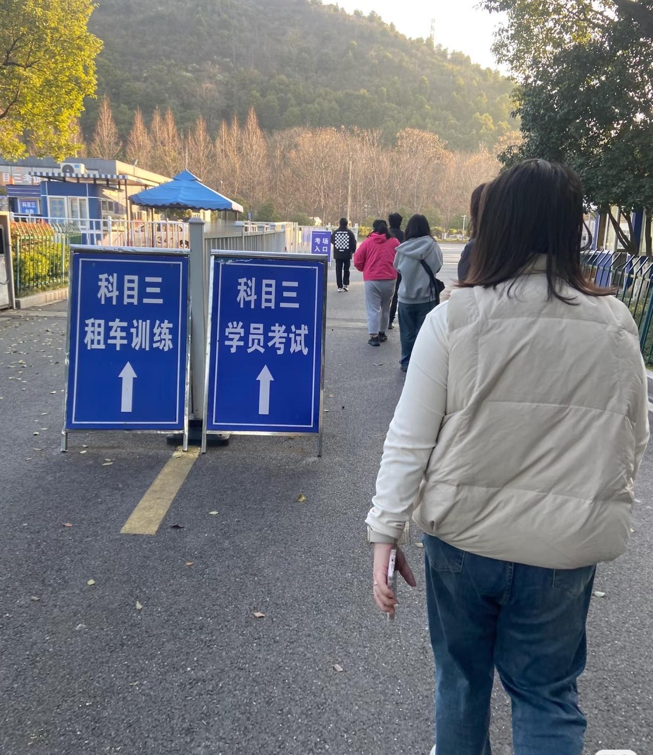 我真的服了！科目三没预约成功，教练居然不让我练车！这合理吗？😤

昨天下午，我