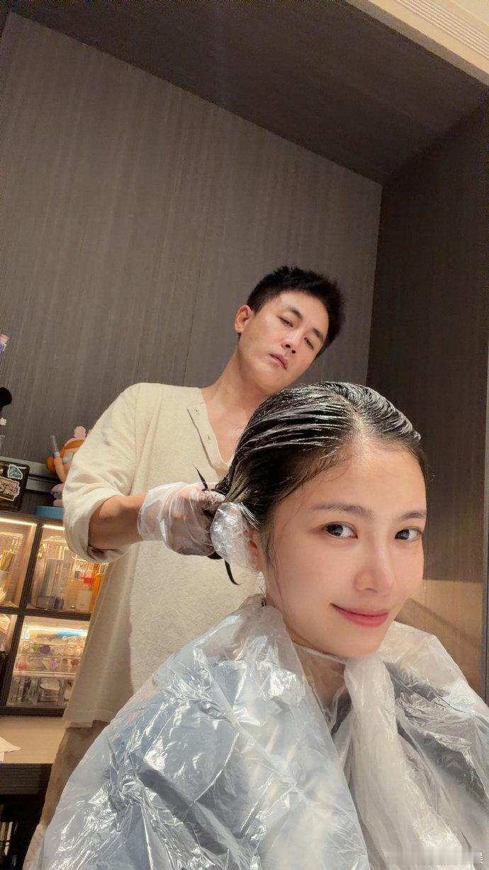 杜淳帮王灿染头发王灿夸杜淳染的头发技术不错杜淳帮王灿染头发，真的让人大开眼界，效