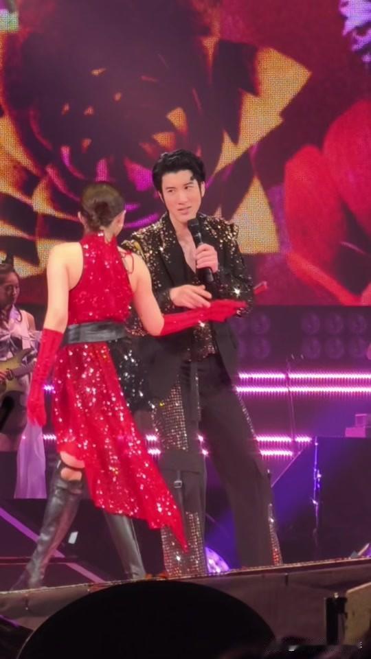 这得有多傻呀，饭都吃不上了还想去看明星演唱会。

前两天有个小女生向我借钱要去看