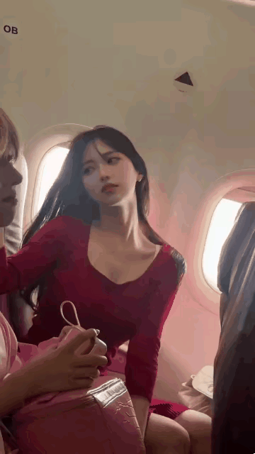 这是风情万种吗？
红衣女低头妩媚地一笑，被看的人能扛住这一眼吗？