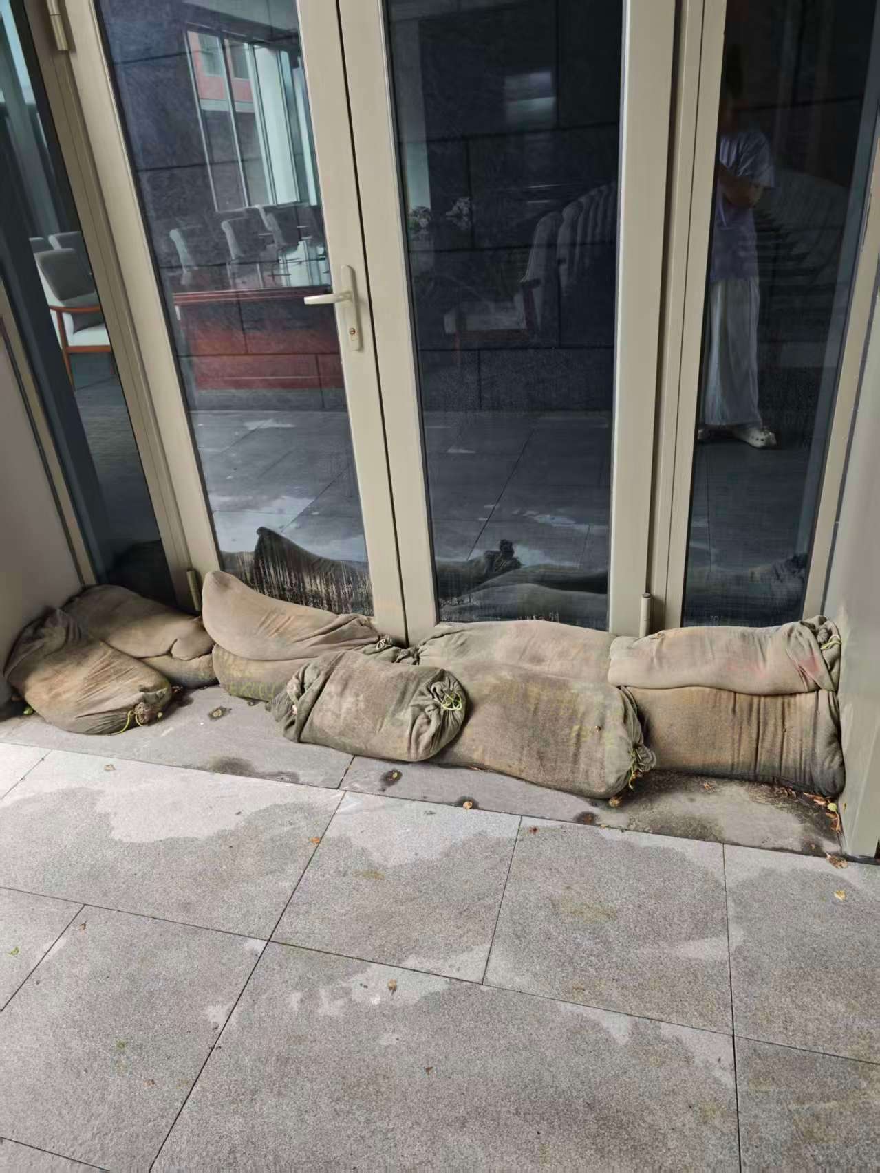 北京暴雨车库又翻车了，北京暴雨，车库在写字楼一楼，淹了地面得返工了。 