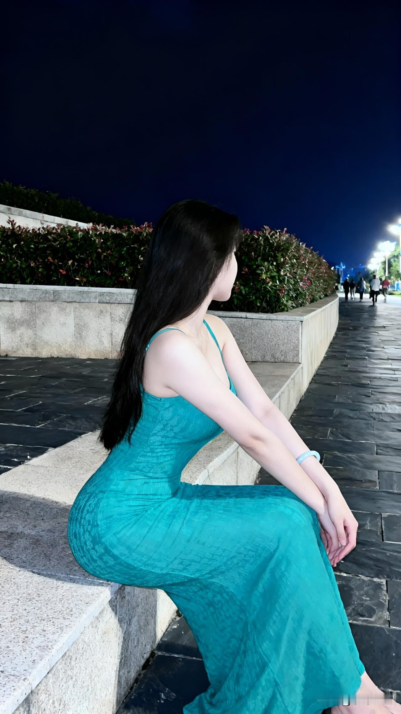 穿这件孔雀绿长裙夜游，路灯下被追着问链接！》
 
今晚穿这条孔雀绿无袖长裙出门，