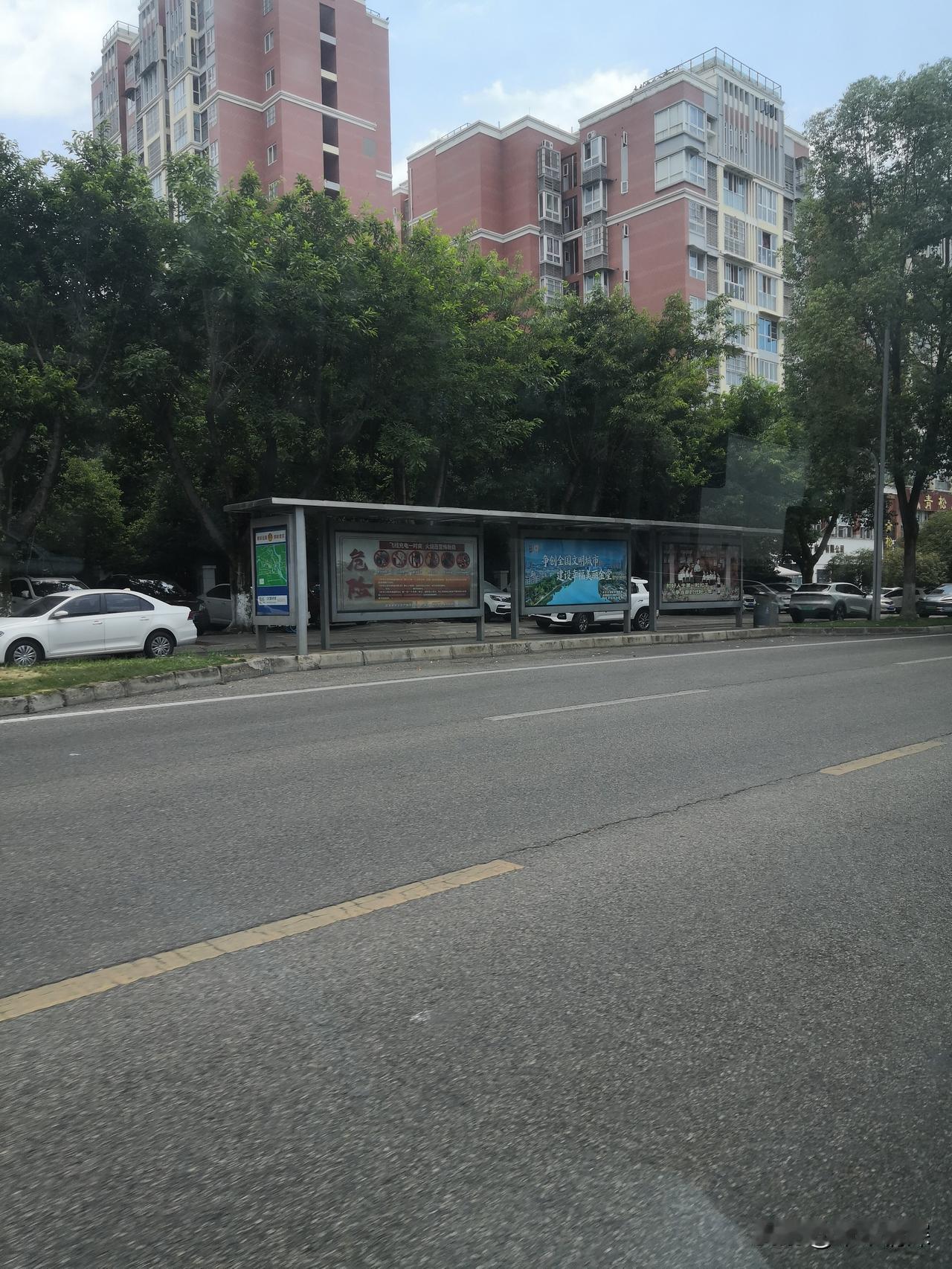 如今的你还经常乘坐公交车么？唉，惭愧，自己买不起车，电动车就害怕危险，乘坐公交车