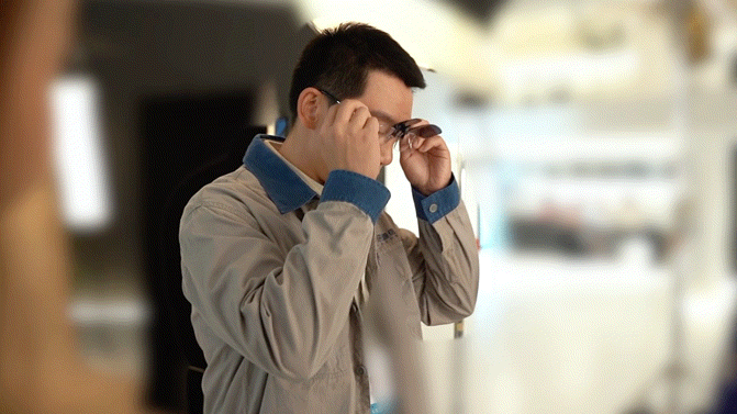 郑恺精挑细选郑恺为贴近苗峰角色反复加深肤色、让发型师大胆修剪，连配饰都精雕细琢，