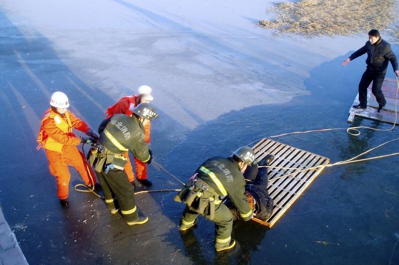 2025年12月23日傍晚，常州二院57岁的保安闫卫东成了寒冬里的生命守护者。下