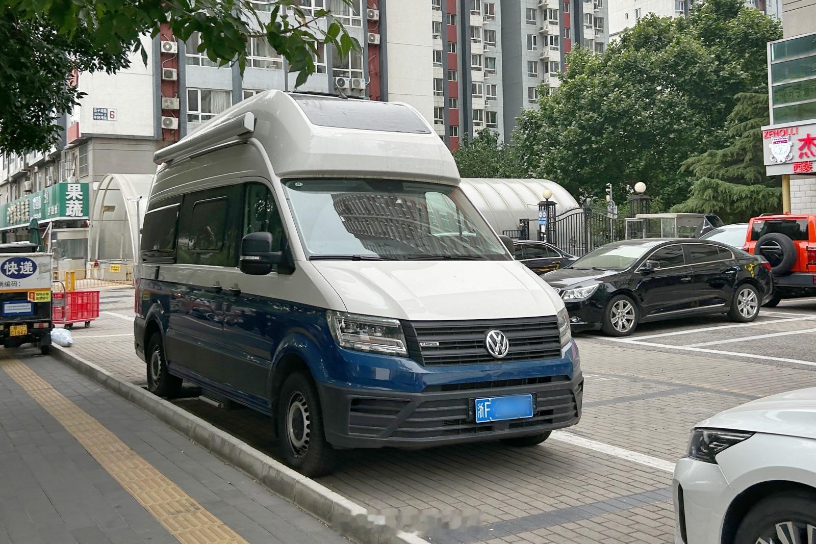 老伙计在北京街头拍到的浙江牌大众房车，说大众牌的轻客他还真不认识。这玩意儿就是C