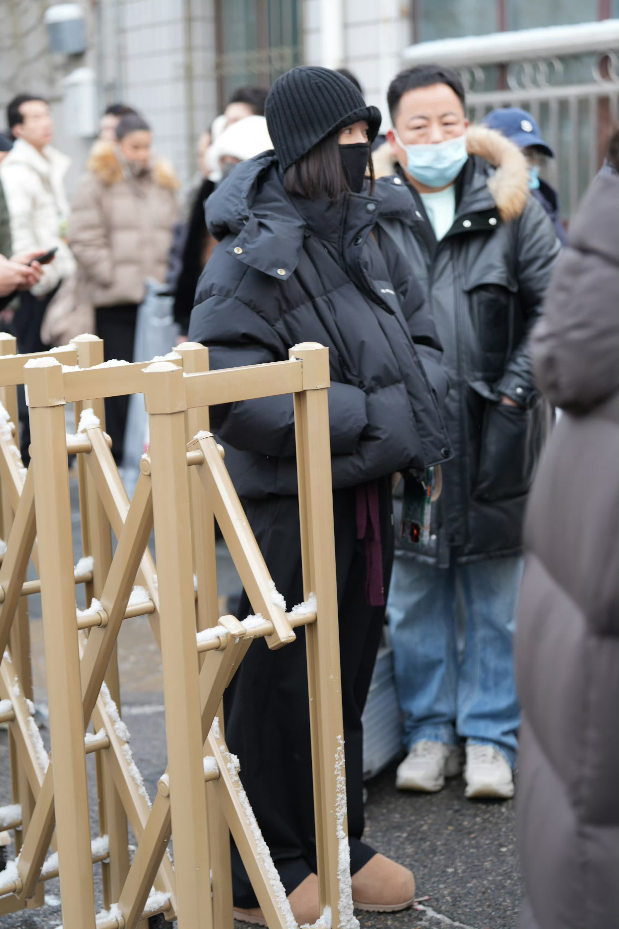 秦岚现身马年春晚彩排 谁被雪地里的秦岚美到了！马年春晚首次联排恰逢大雪，她身穿黑