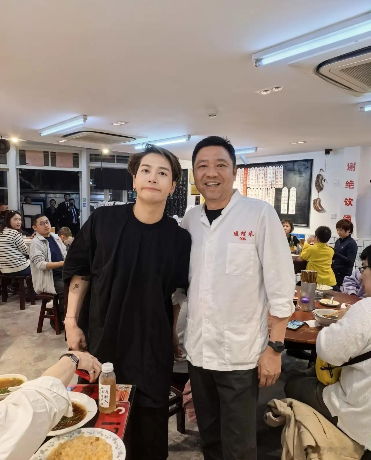 有网友在上海偶遇王嘉尔吃面，这几天都是偶遇他的，他私下还蛮有松弛感的！ 