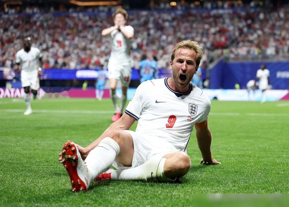 英格兰2-1赢了刚果。
但这个比分，藏着一把刀。

刀尖，对着一个叫斯彭斯的球员