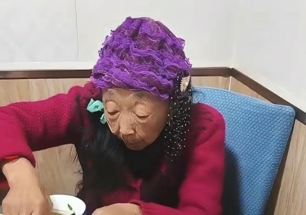 28年跨龄夫妻：87岁马玉琴瘦得扶墙走，李玉成攥紧手说：我陪着你

东北那对老妻