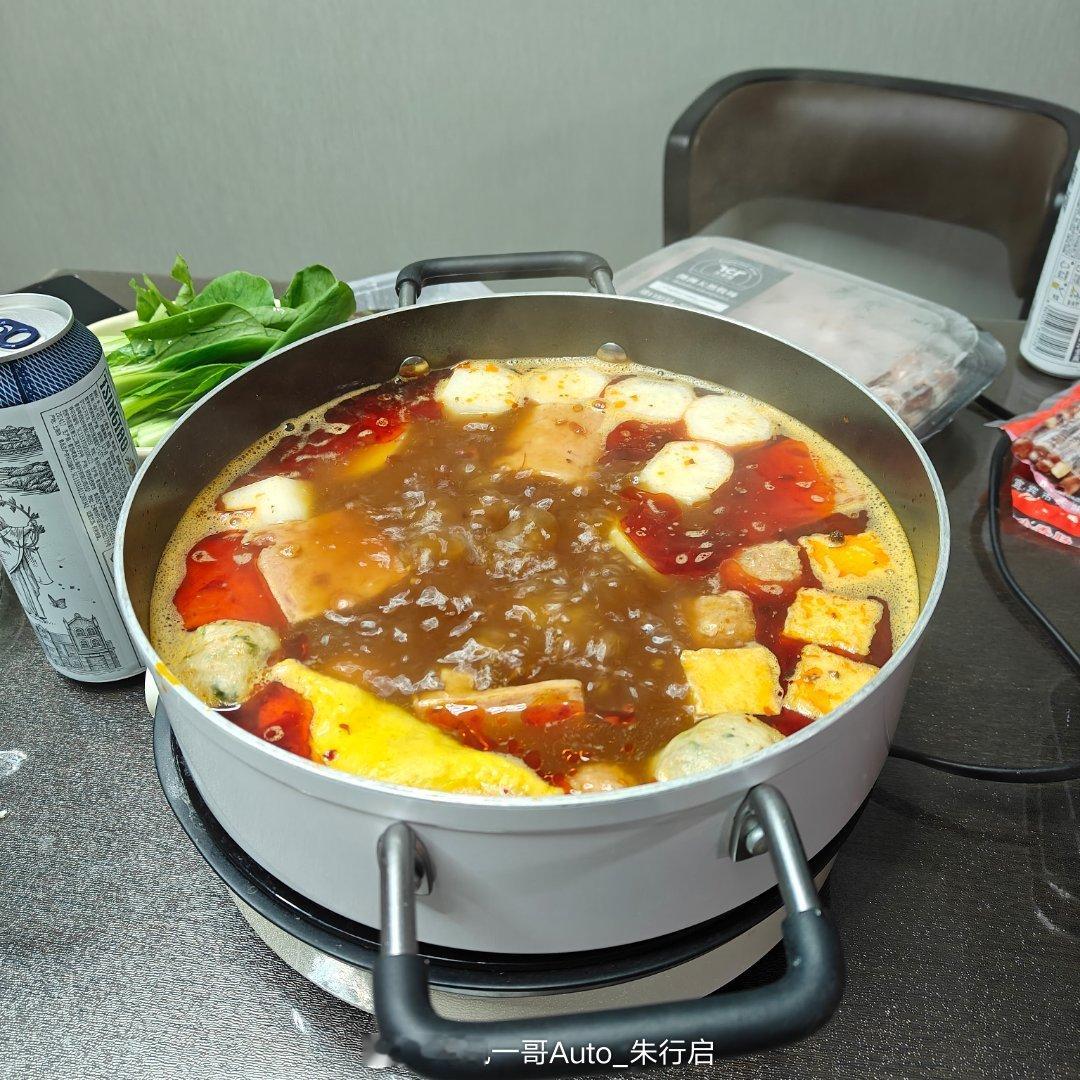 火锅再加上达美乐披萨又是吃吃吃的一个晚上不得不说最近食欲还挺好在超哥家胡吃海塞[