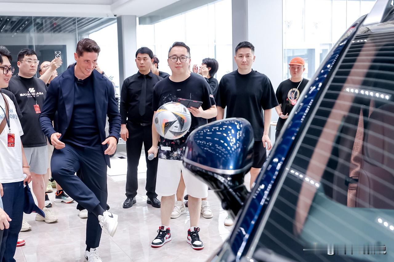 绿茵传奇邂逅中国智造，托雷斯试驾昊铂HL引热议

6月14日，上海昊铂交付中心被