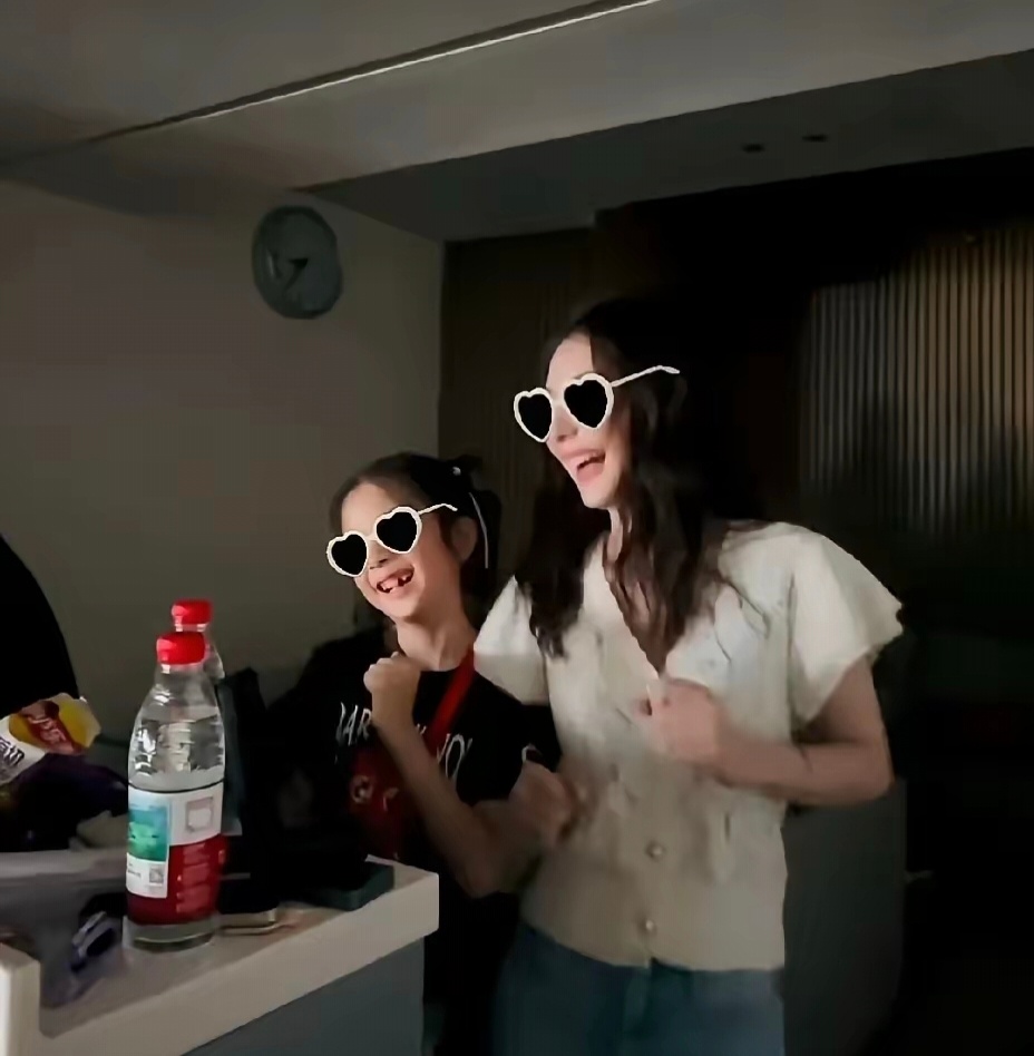 方媛晒视频，在家和大女儿一起跳女团舞，母女俩的脸型和笑容几乎一模一样 