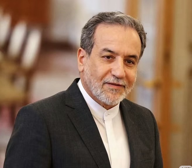 伊朗外长说美国必须二选一短短24小时，中东地区刚露出的和平苗头彻底破灭，伊朗外长