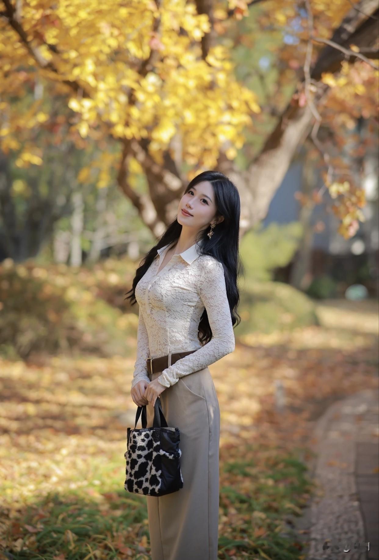 女孩子怎么穿搭既时尚又好看?色彩搭配也很重要，选同色系搭配会很和谐，像浅蓝配深蓝