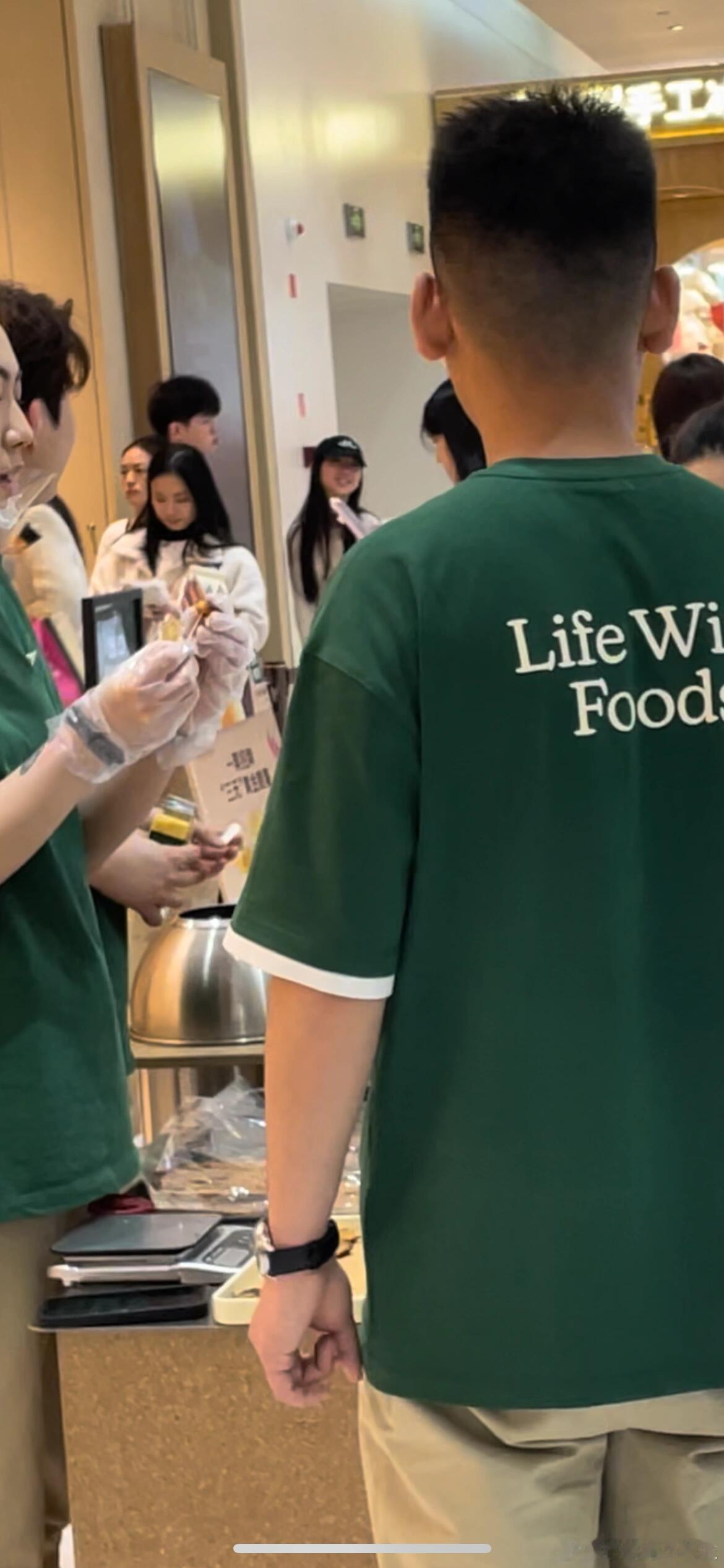 沙溢大儿子和女生逛街 沙溢大儿子帮女生背包 偶遇沙溢大儿子和女生逛街，帮女生背包