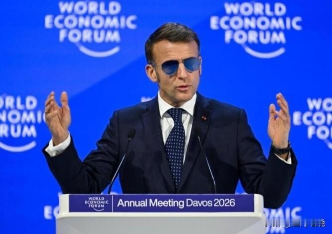 马克龙达沃斯戴墨镜有深意？

达沃斯论坛上，马克龙一副蓝色飞行员墨镜吸睛无数，这