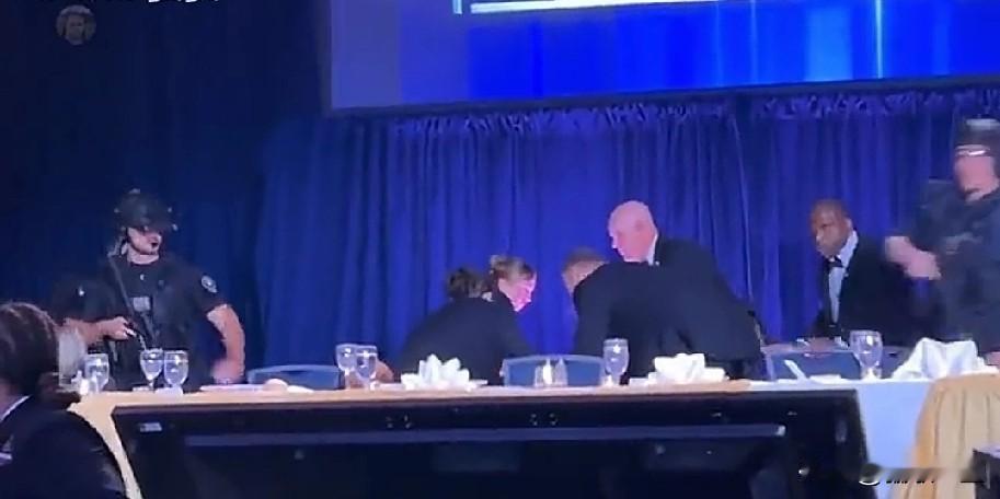 白宫记者宴会 枪手并未进入二楼宴会厅大门内，也没有“躲过安检”，而是在宴会厅外的