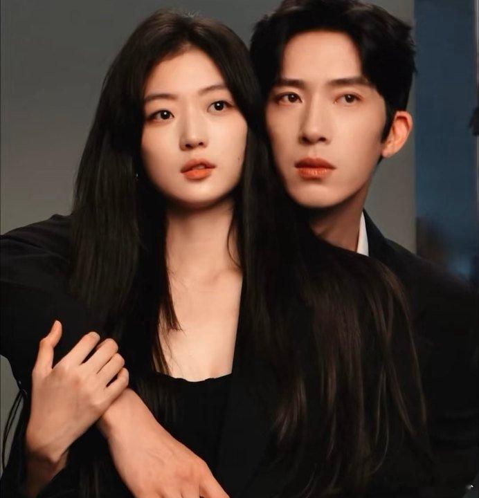 现实里的井柏然和孙千也太有氛围感了！一个清冷矜贵自带精英感，一个灵动鲜活满眼韧劲