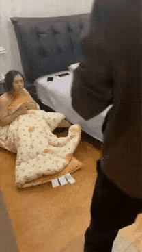 男子发现自己的妻子带着情人在家里鬼混，他并没有马上就冲到房间里去抓奸，而是冷静地