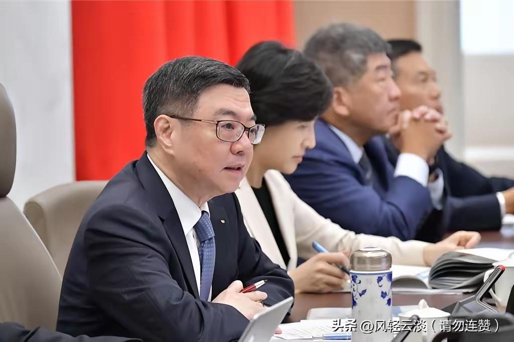 12月26日，台“行政院会”通过《两岸人民关系条例》修法草案，公务员赴陆全面采许