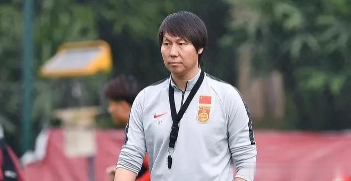 8月2日中国足球传来最新消息：
中国足协在瞎折腾的路上越走越远。据足球报资深记者