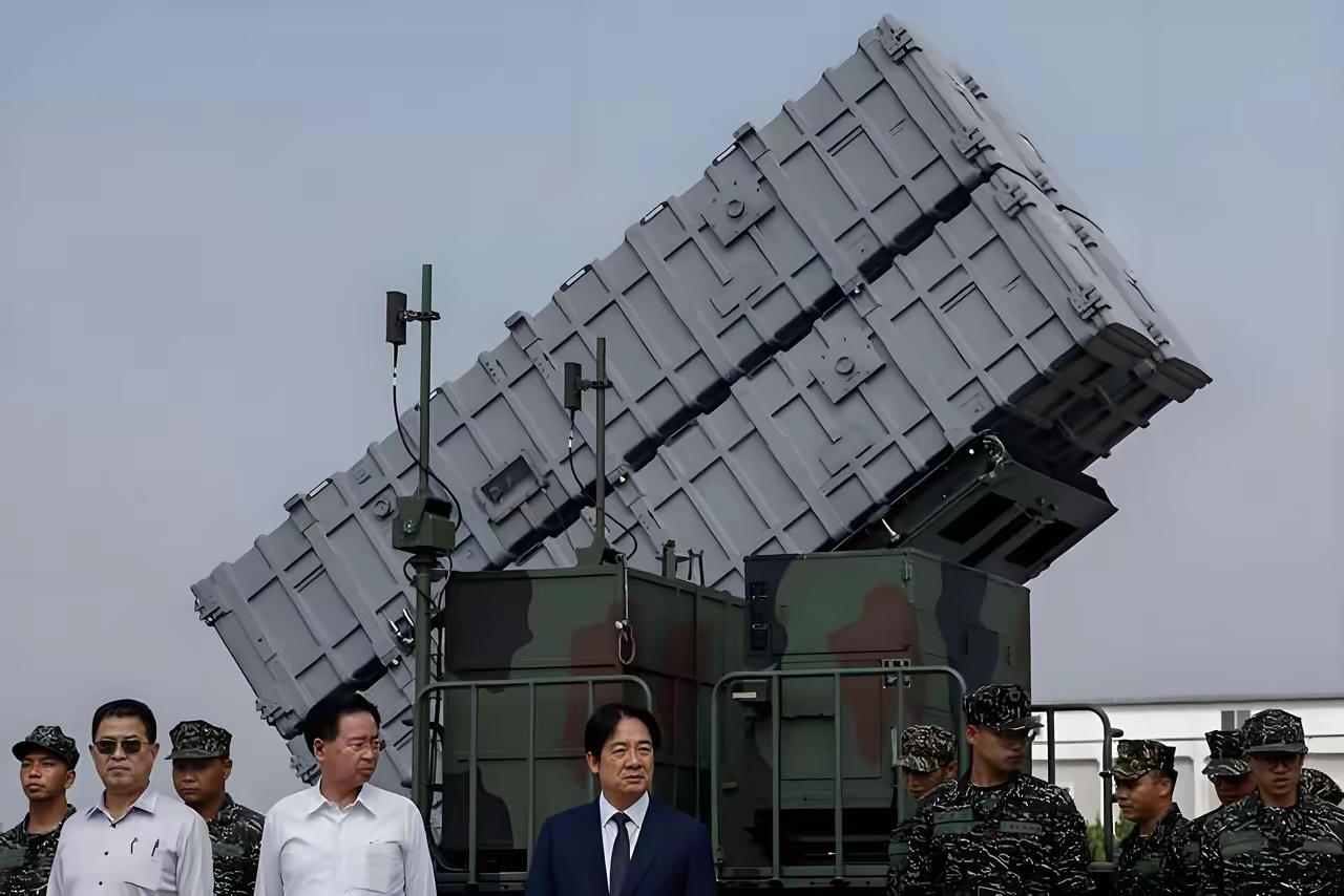发现了吗？台湾地区各政党为着要买多少美国武器，那是闹得“十八般武器齐上阵”；如果