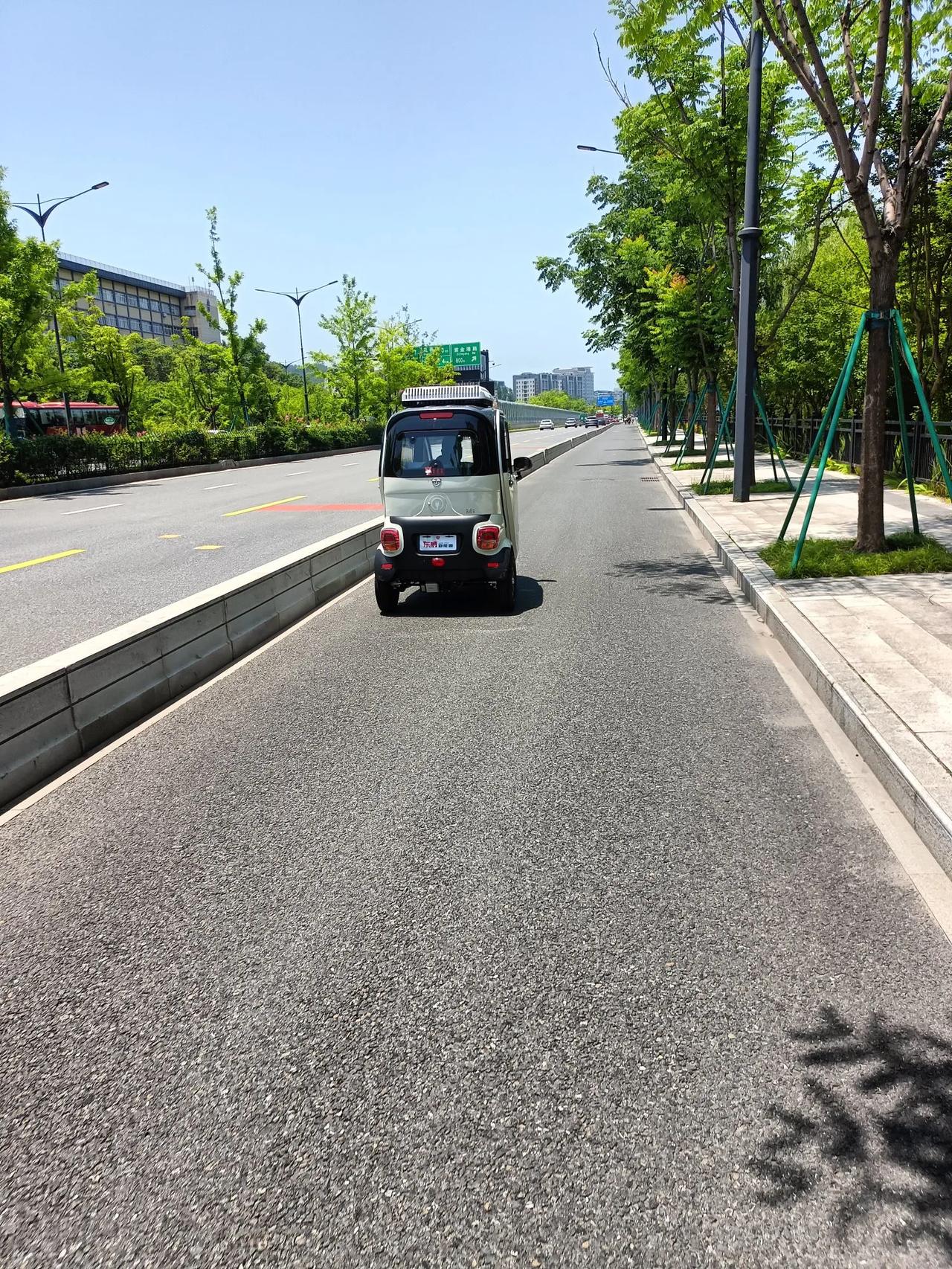 杭州还是太宽松了，这样的无牌车也能开到大马路上来。
天目山路上，城市主干道之一啊