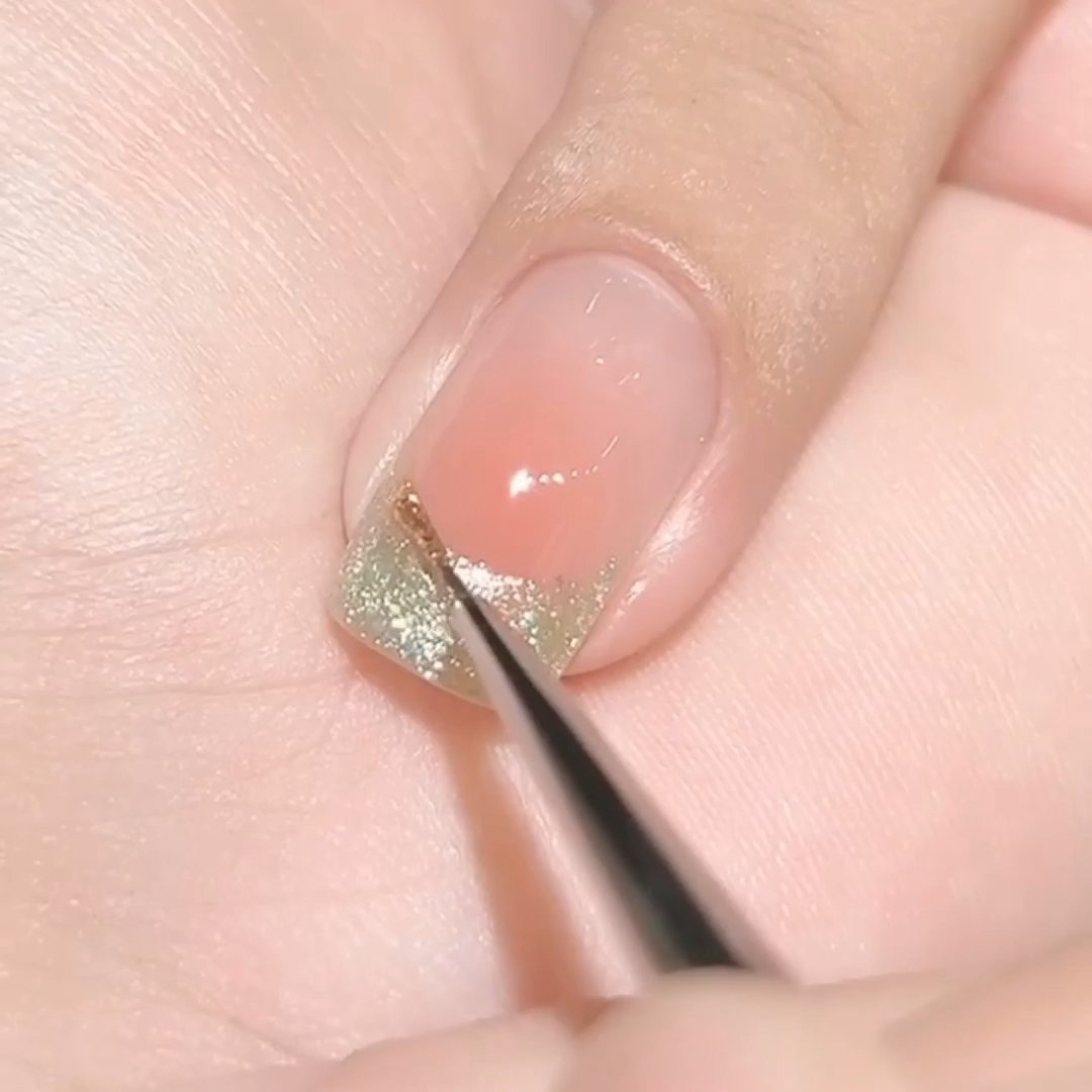 显白温柔腮红猫眼法式美甲，腮红粉调像打了腮红，自带磨皮效果，素颜涂都气色好到爆，