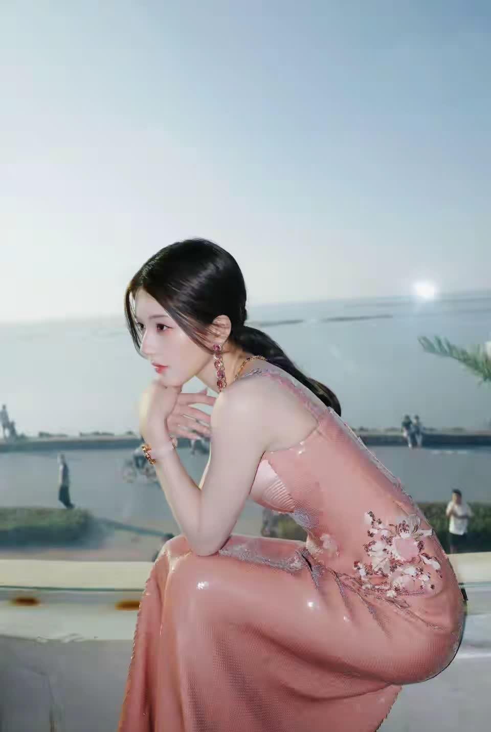 赵露思穿那条粉色裙子，身材特别好，看一眼就被迷住了。 ​​​