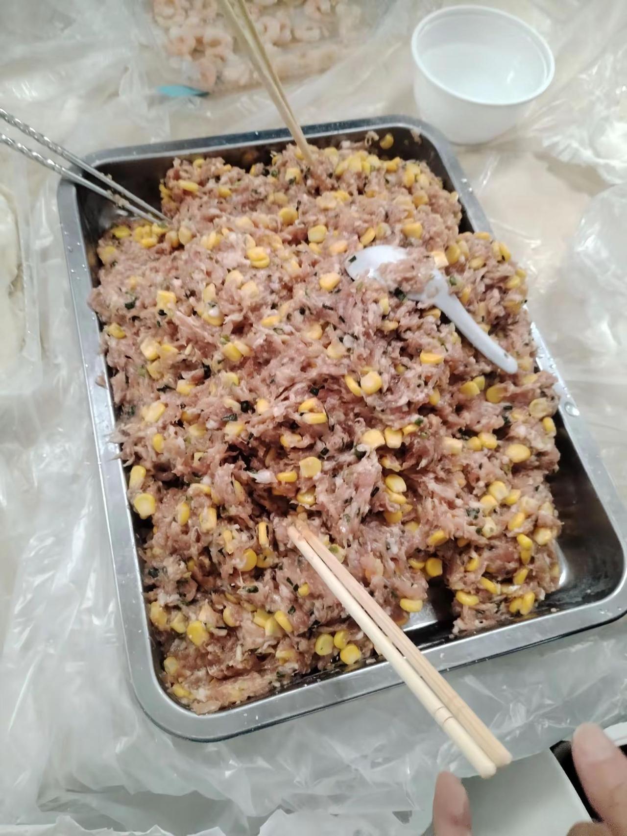 冬至包饺子啦。冬至将至，单位变身“饺子工坊”。鲜肉玉米虾仁馅 VS 韭菜鸡蛋馅，