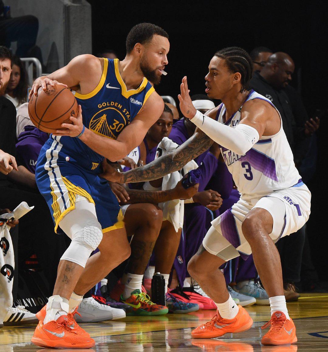 勇三疯还得库里带队谁懂啊！第三节的库里就是联盟最无解的“得分风暴制造机”，这支勇