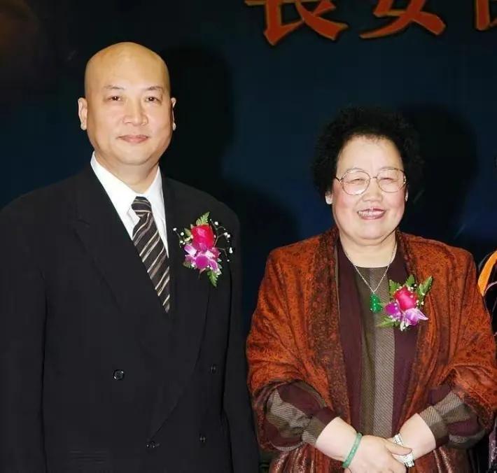 一天深夜，唐僧迟重瑞试探地问陈丽华：“董事长，我们能要个孩子吗？”陈丽华脸色一变