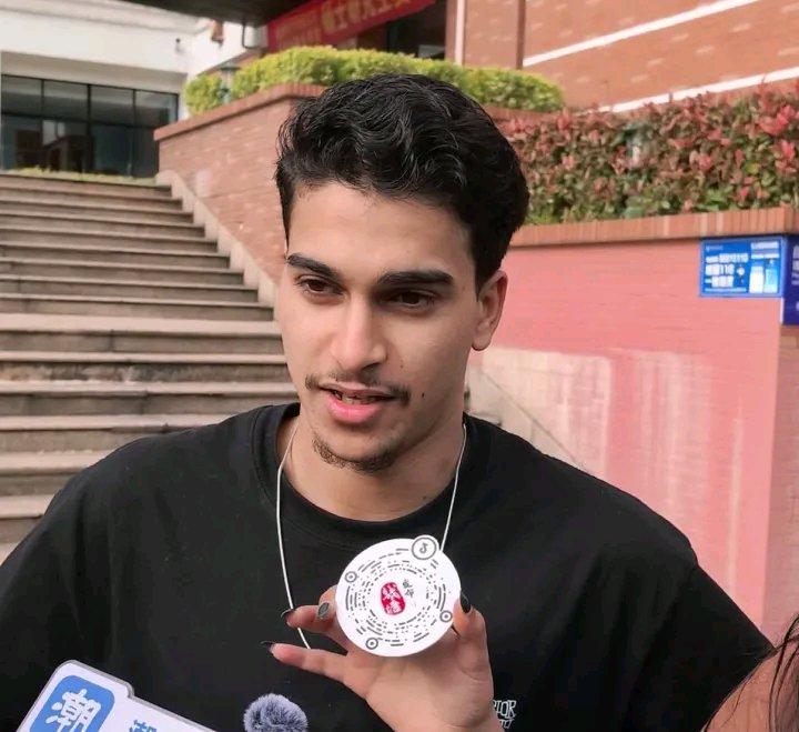 4月6日晚杭州金沙湖畔，一名女子落水，危急时刻，摩洛哥留学生尤博奋不顾身跳湖救人