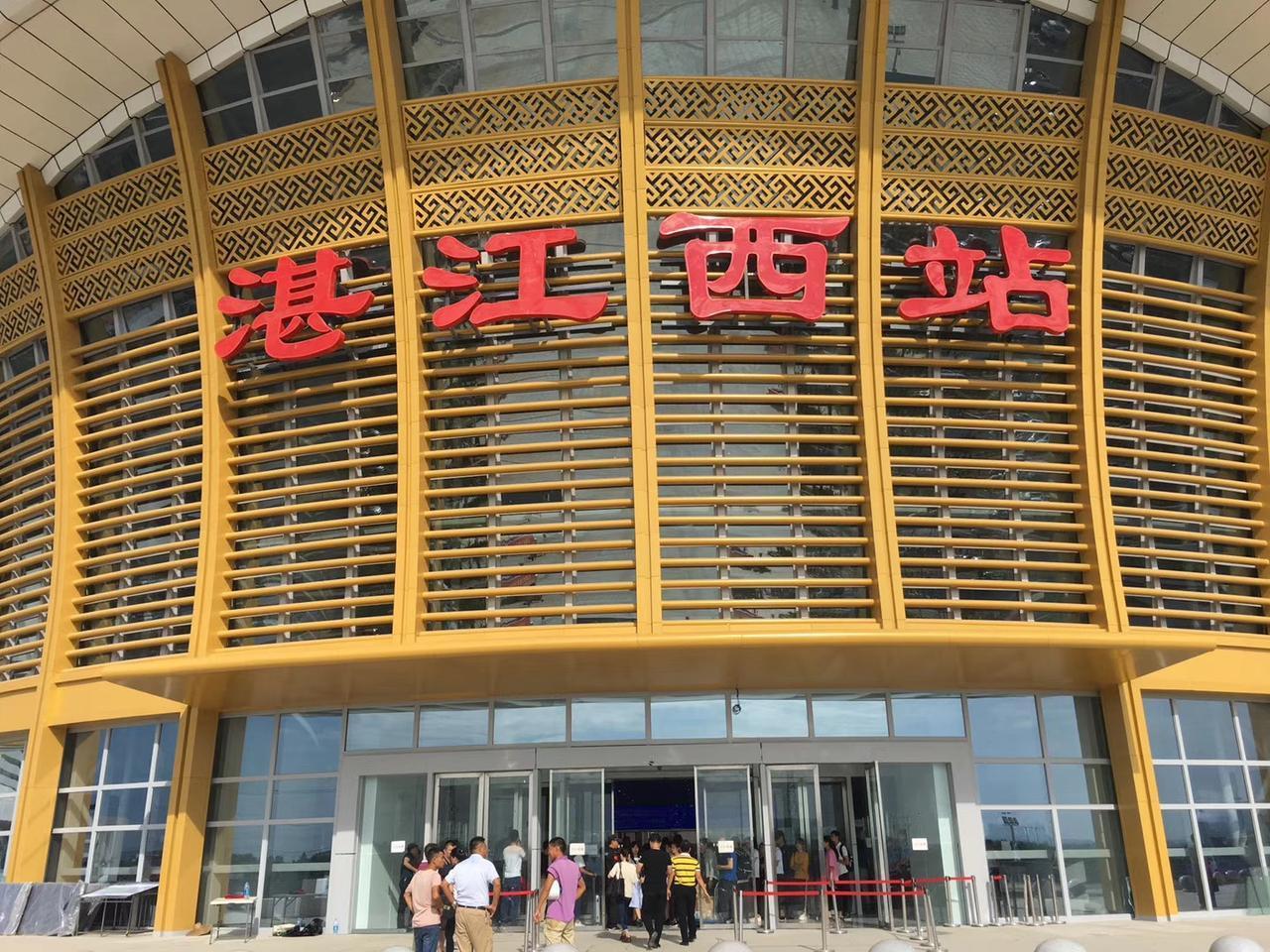 从2018—2025，时速从200跨越到350，时间从3小时缩短至1.5小时，这