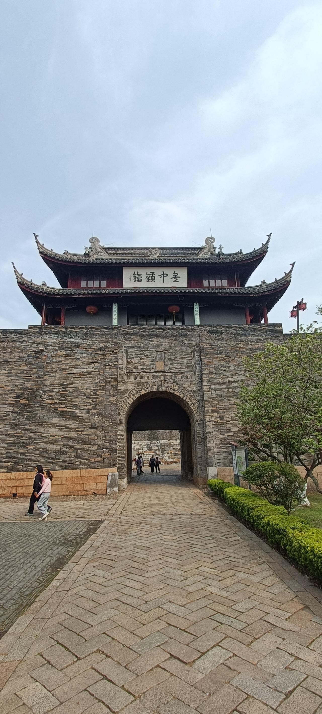 探访千年古城门，感受历史韵味！🏰📸
上联:古城楼阁耸翠微，
下联:岁月静好入