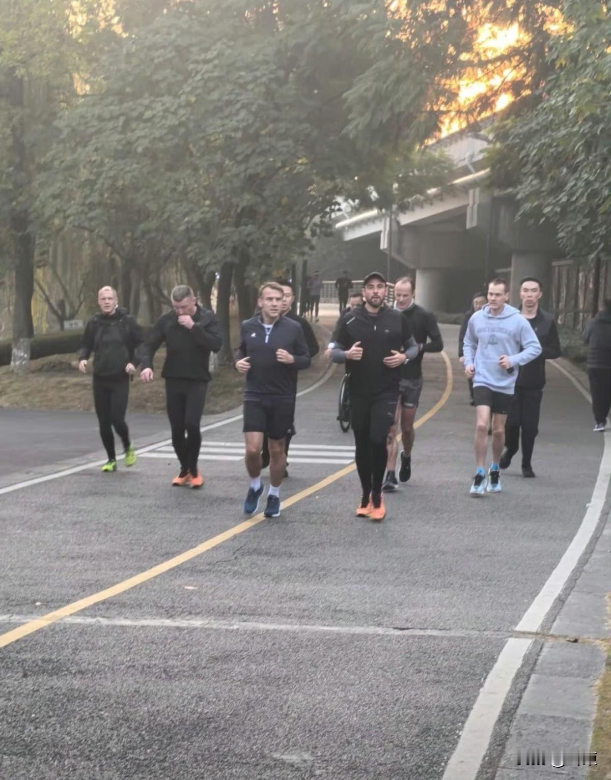 法国总统马克龙抵达成都后，一大早就穿着短裤在锦城湖公园晨跑，还主动与路人亲切打招