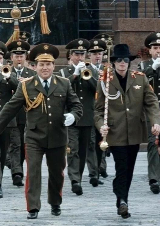 杰克逊在莫斯科。这是1993年在俄罗斯莫斯科拍摄的，照片的主人公35岁，英俊帅气