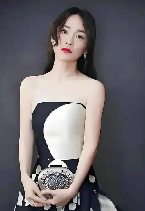 6月8日霍思燕发文报喜的消息刚一发出，立刻在全网引发热议。她带着爱犬“霍蜜蜡”征