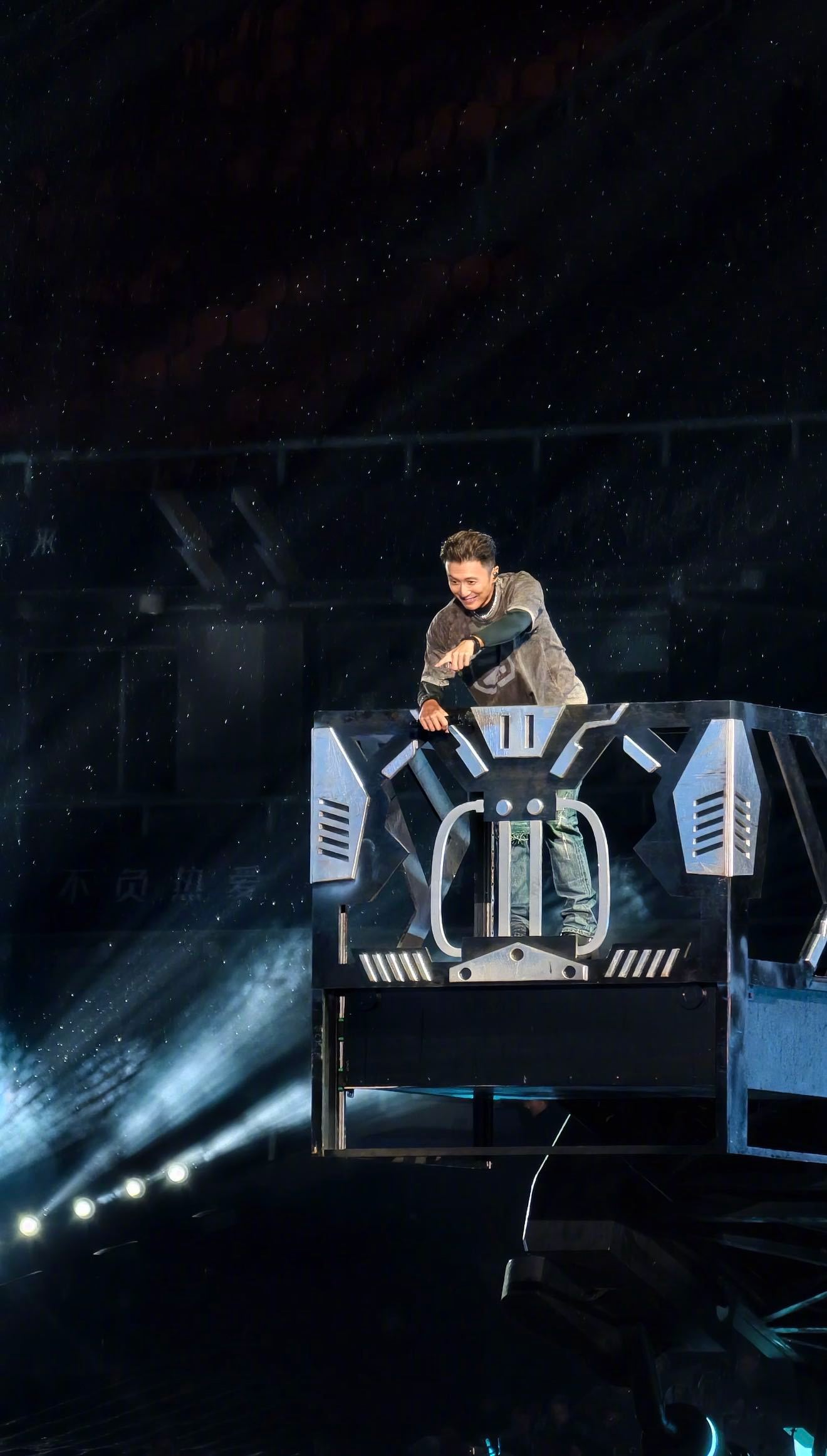 谢霆锋你也想去观众席吗谢霆锋饭撒天才 谢霆锋在武汉演唱会直接走下台和粉丝互动，完