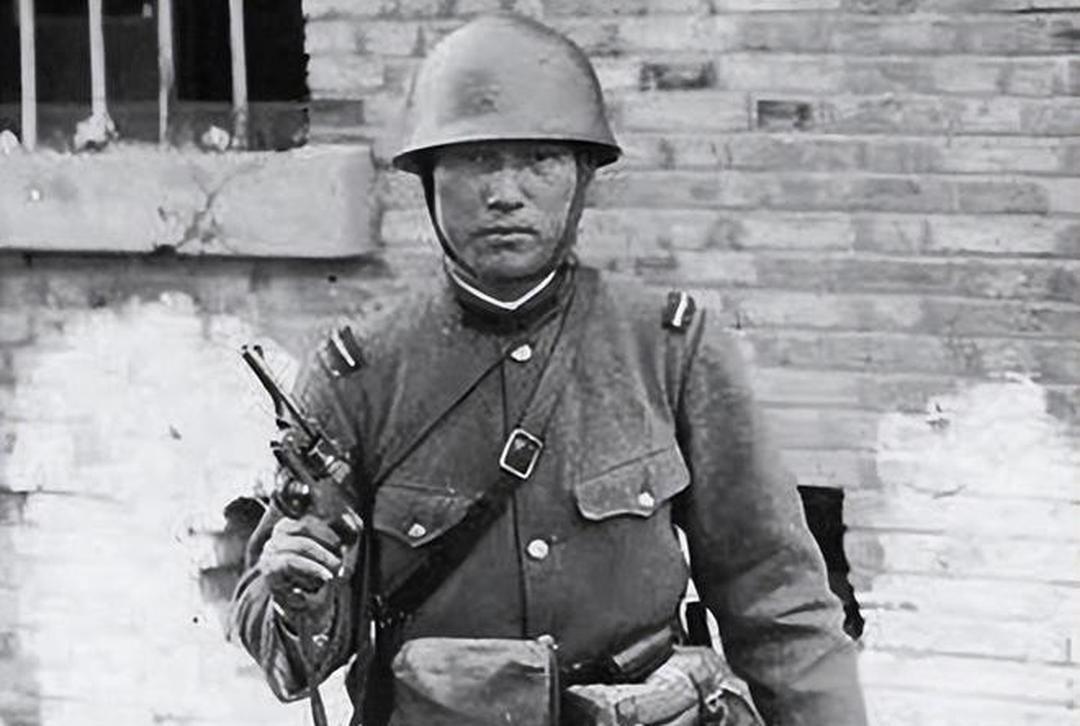 1947年，关押在上海的日本战犯中野久勇，谎称拉肚子去上厕所，在路过一个办公室时